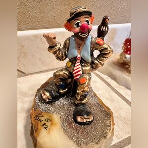 Colorful Ron Lee Clown Figurine on onyx Base hitchhiking hobo with a bird